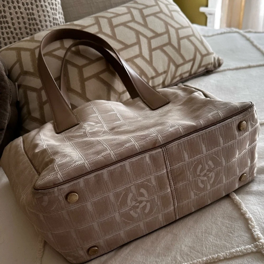 Vintage Chanel CC Jacquard Tote – Neutral Travel Line - Picture 4 of 11